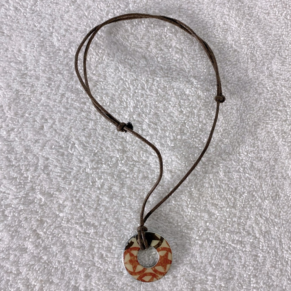 Vintage 90s Metal Enamel Round Cutout Pendant Necklace